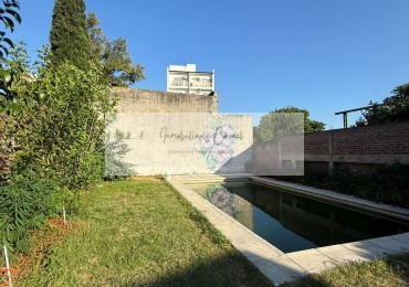 SE VENDE AMPLIA CASA EN AV RAMIREZ Y VILLAGUAY